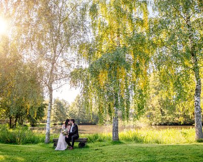 Brautpaar sitzt im Abendlicht im Garten von Adams Gasthof Moritzburg